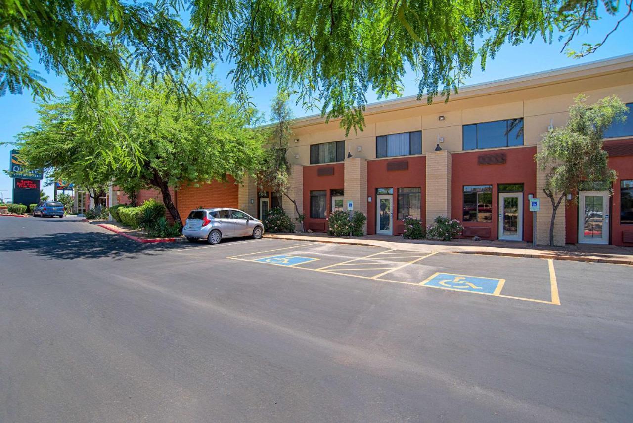 Quality Inn & Suites Phoenix Nw - Sun City Youngtown Dış mekan fotoğraf