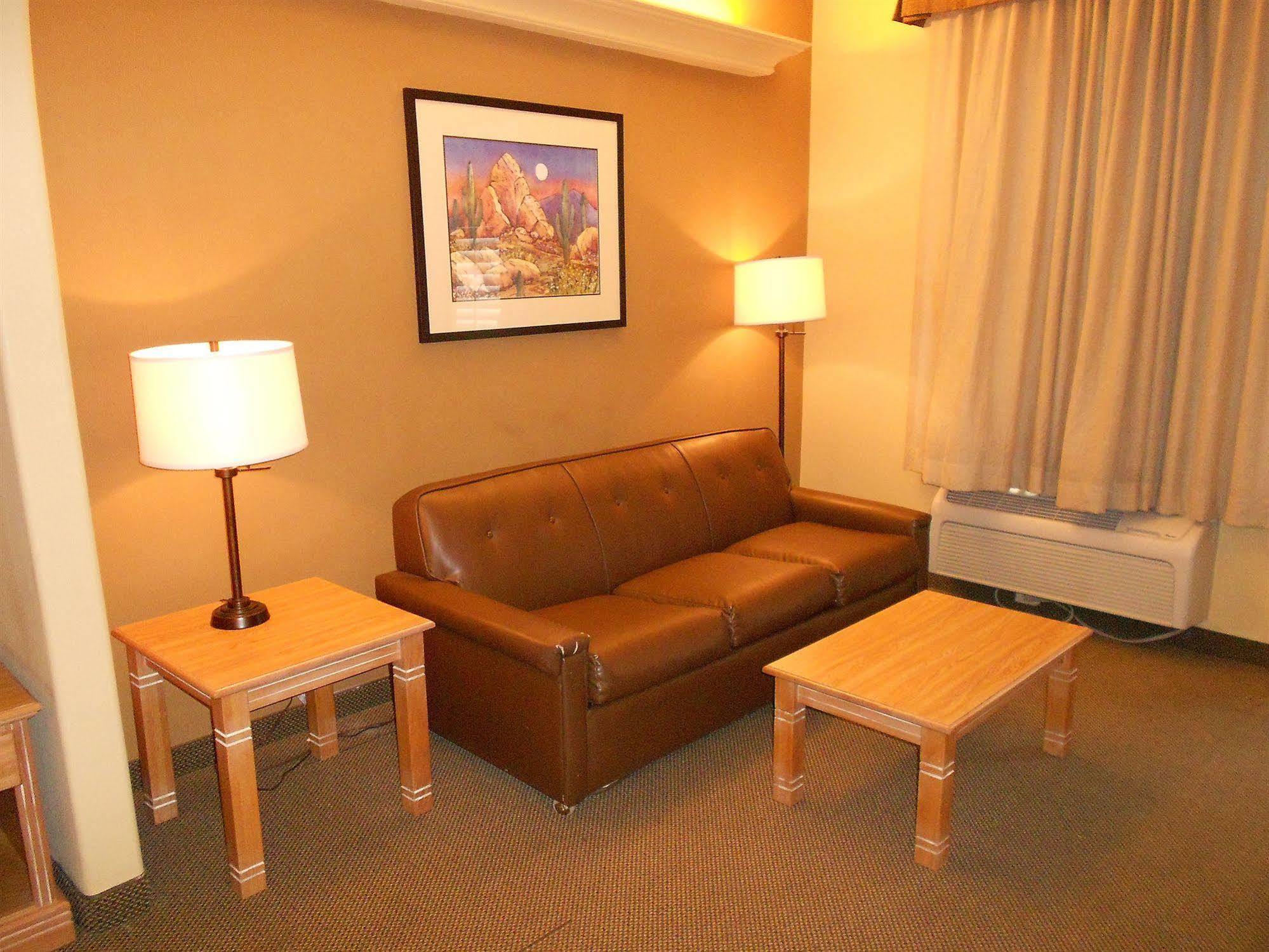 Quality Inn & Suites Phoenix Nw - Sun City Youngtown Dış mekan fotoğraf