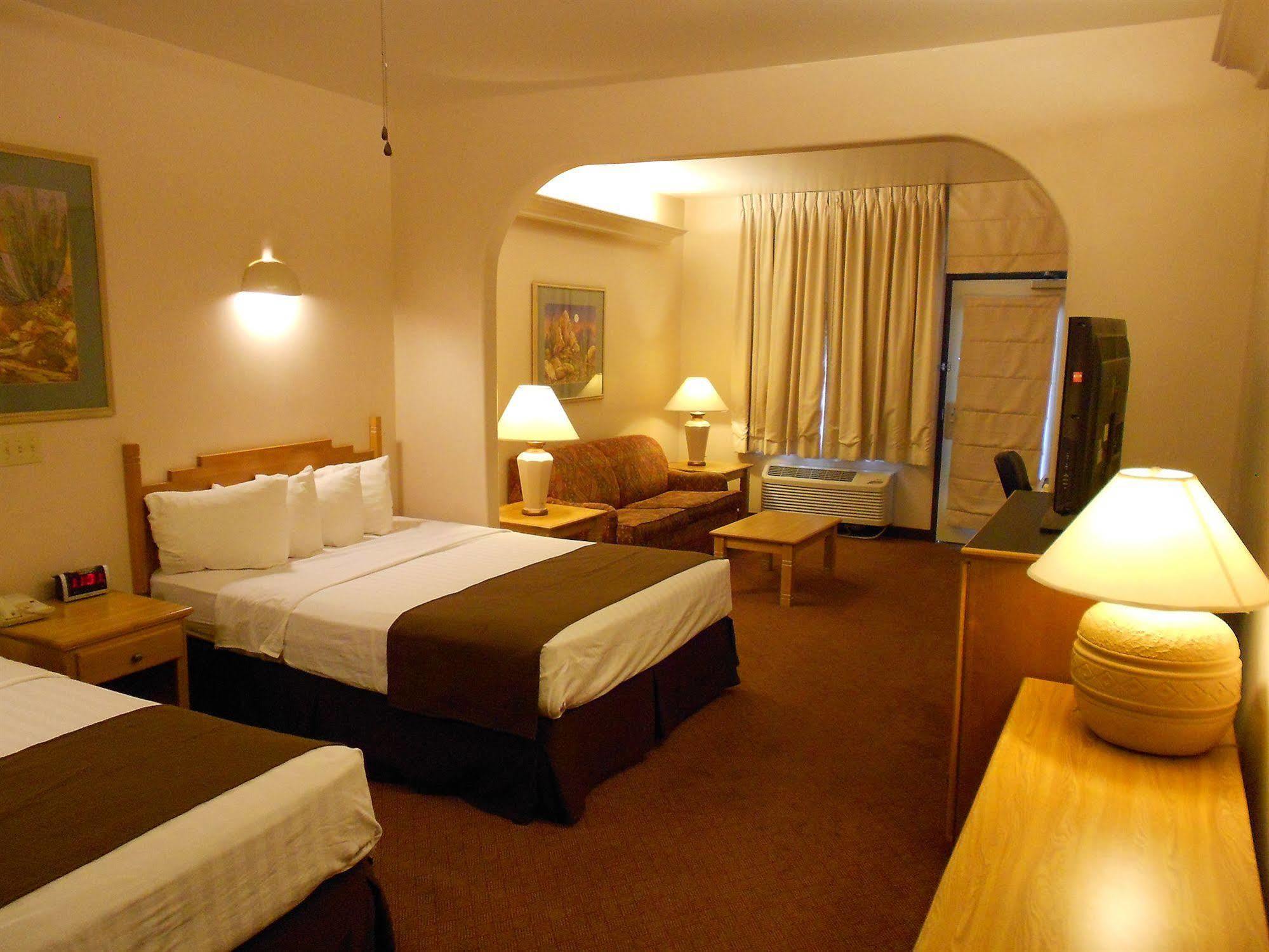 Quality Inn & Suites Phoenix Nw - Sun City Youngtown Dış mekan fotoğraf
