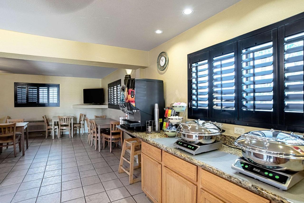 Quality Inn & Suites Phoenix Nw - Sun City Youngtown Dış mekan fotoğraf