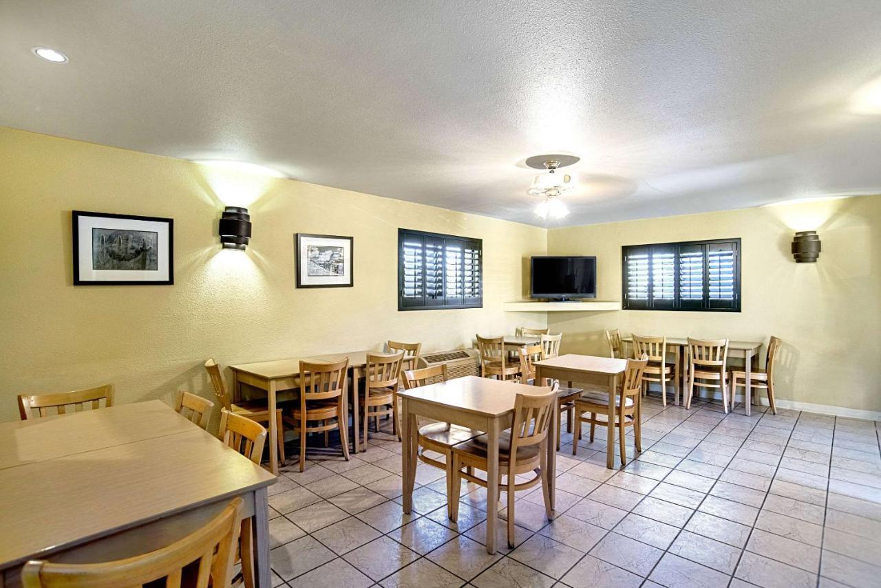 Quality Inn & Suites Phoenix Nw - Sun City Youngtown Dış mekan fotoğraf