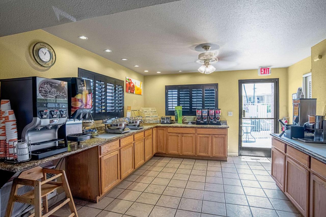 Quality Inn & Suites Phoenix Nw - Sun City Youngtown Dış mekan fotoğraf
